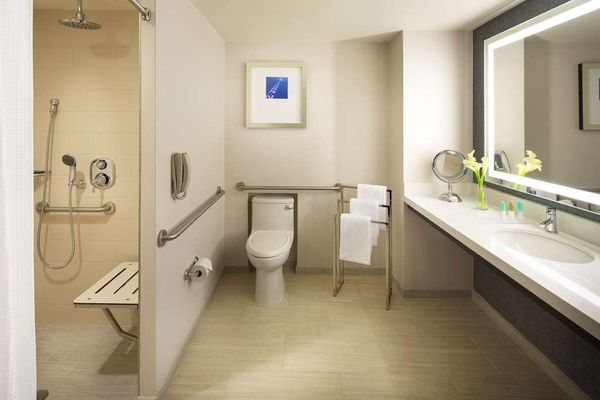 555 Haight Guesthouse — Bathroom