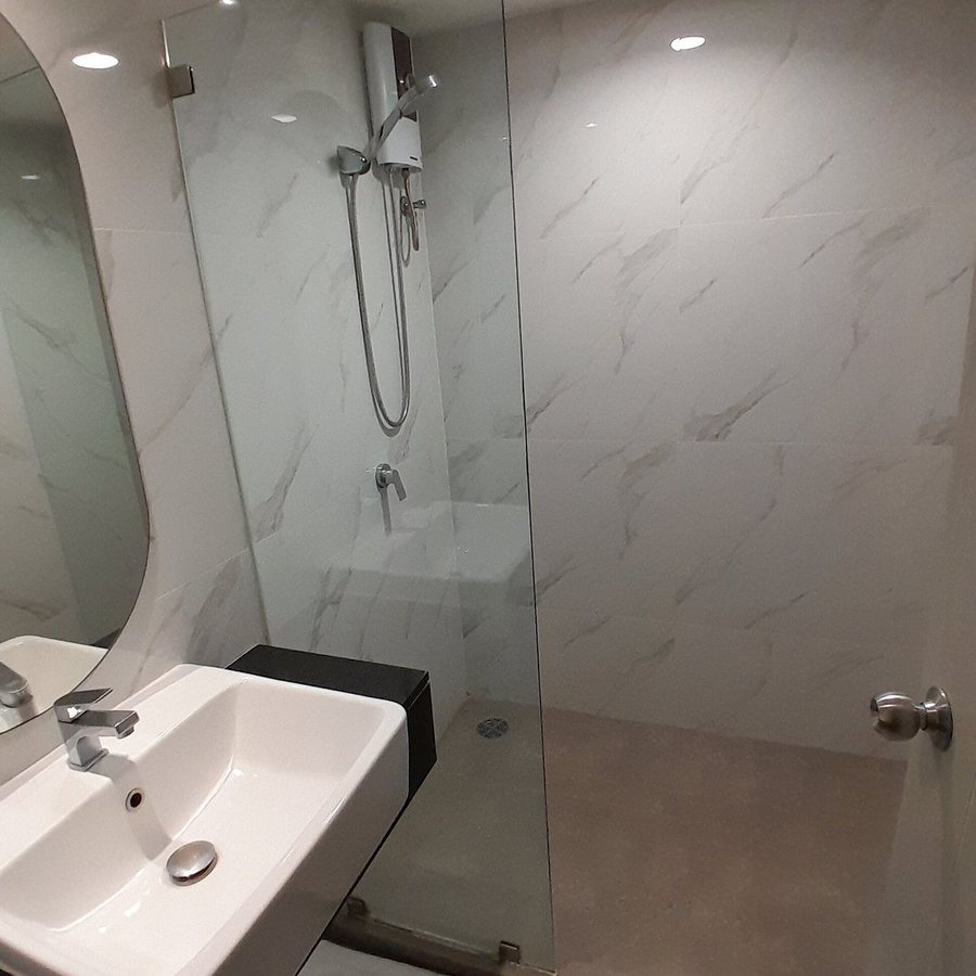 56 Surawong Hotel — Bathroom