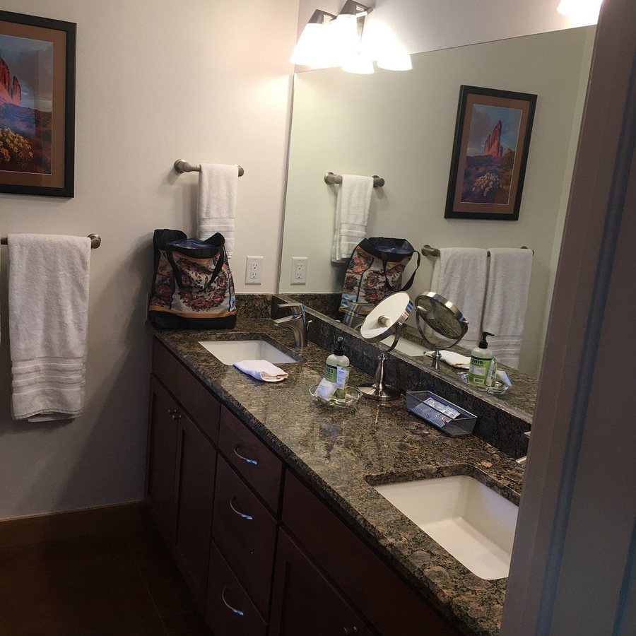 57 Robber s Roost — Bathroom