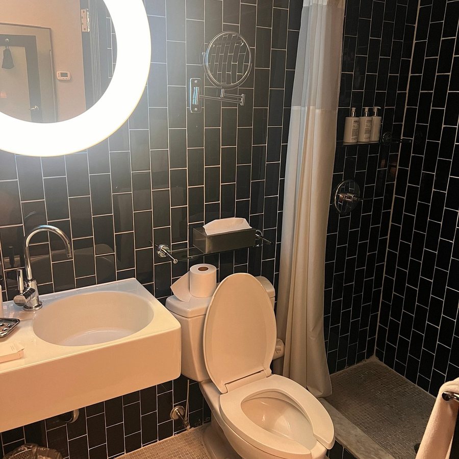 6 Columbus Central Park Hotel New York City New York — Bathroom