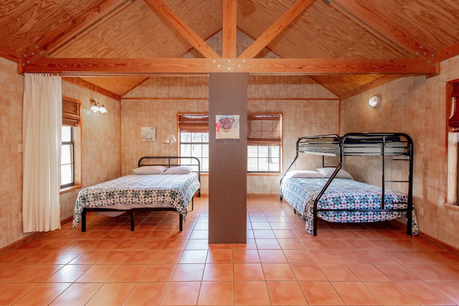 7 Bluff Cabins RV Park — Guest room