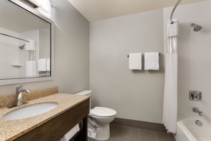 7 Gables Inn Suites — Bathroom