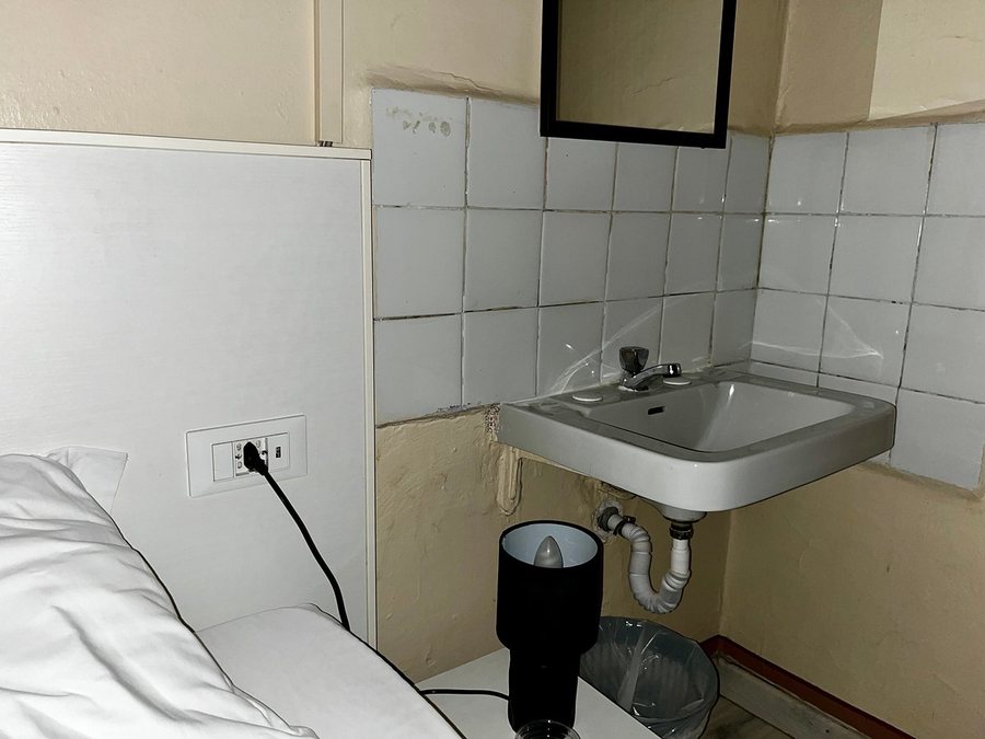 7 Santi Hostel — Bathroom