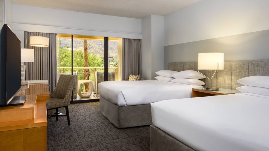 7 Springs Inn Suites — Guest room