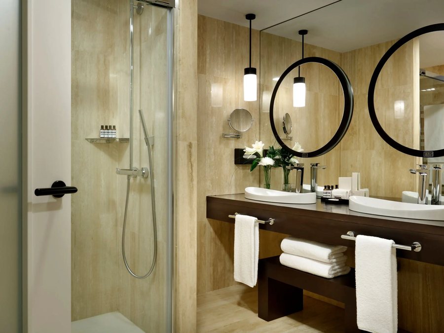 8 Rooms Madrid — Bathroom