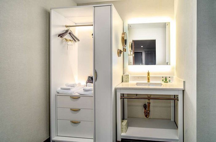 818 Hotel Pool an Ascend Hotel Collection Member Los Angeles California — Bathroom