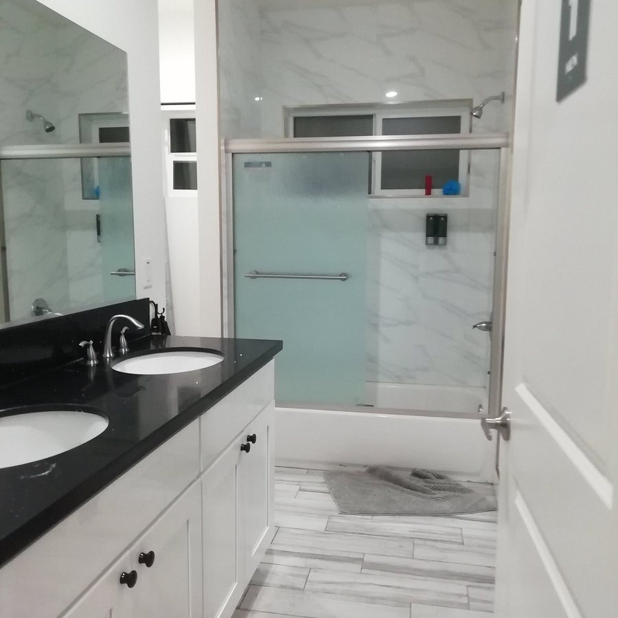 8th and Ardmore Los Angeles California — Bathroom
