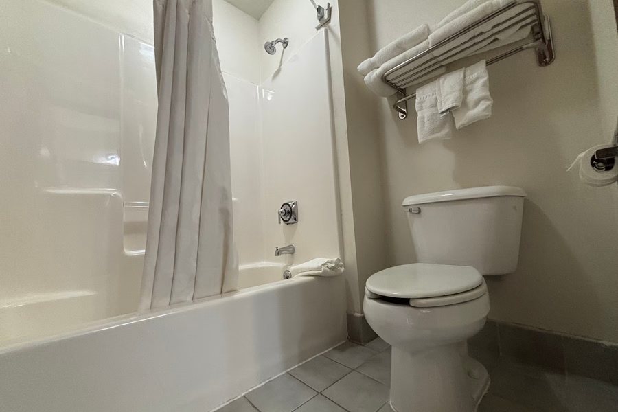 9 Decatur Guest House Hostel — Bathroom