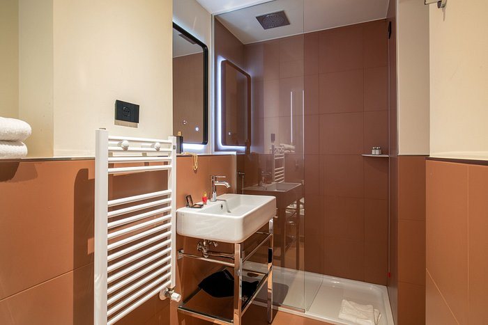 9Hotel Cesari — Bathroom