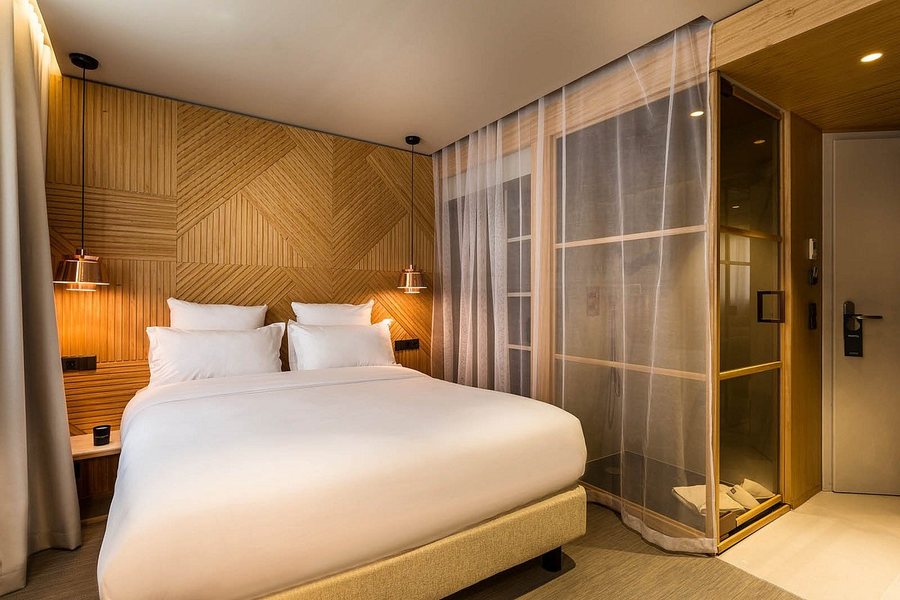 9Hotel Paquis — Guest room