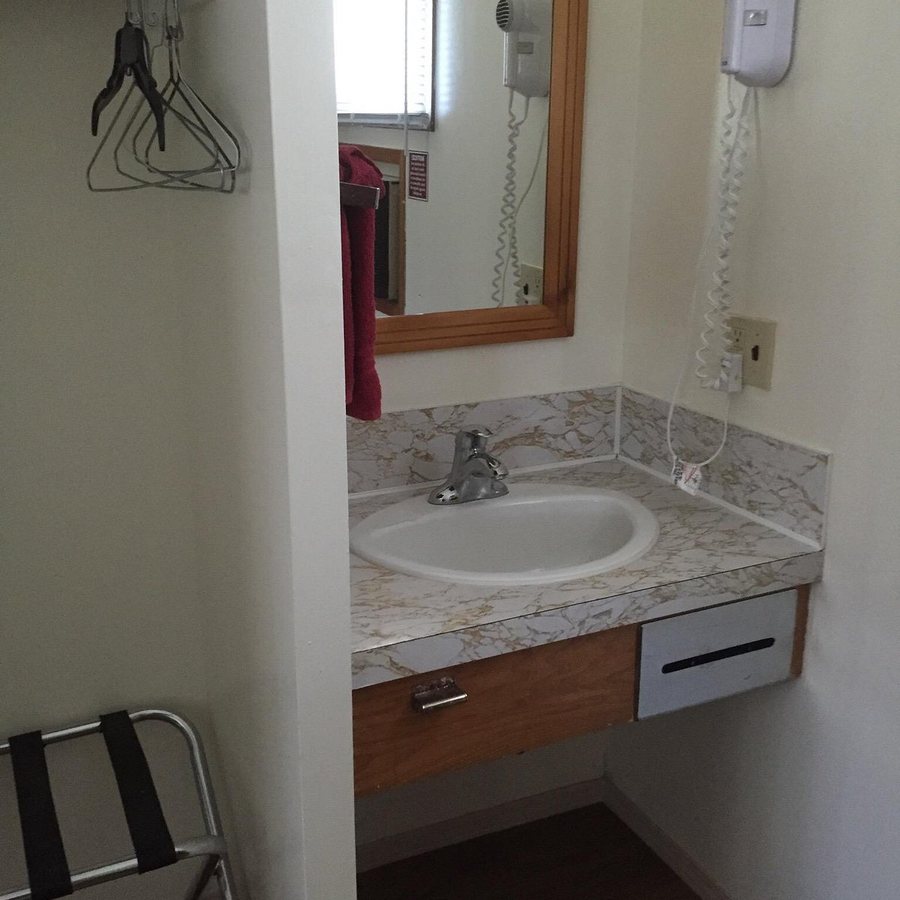 A Hyde Away Inn B B — Bathroom