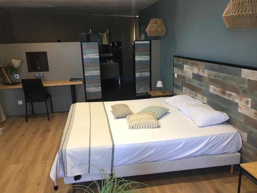 A La Voile Blanche — Guest room