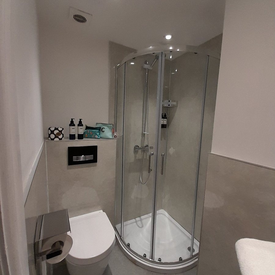 A Lodge Lyons — Bathroom