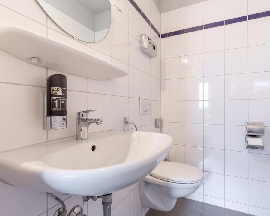 A o Berlin Friedrichshain — Bathroom