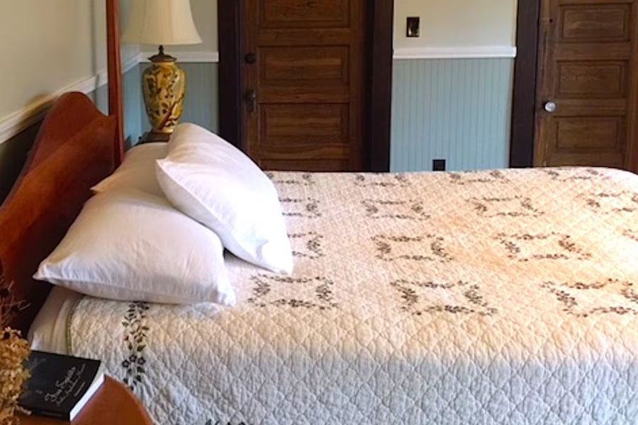 A Riverhouse Lodge — Guest room