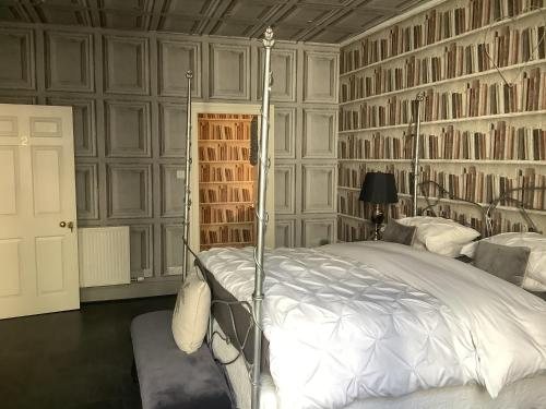 A Room in the City West — Guest room