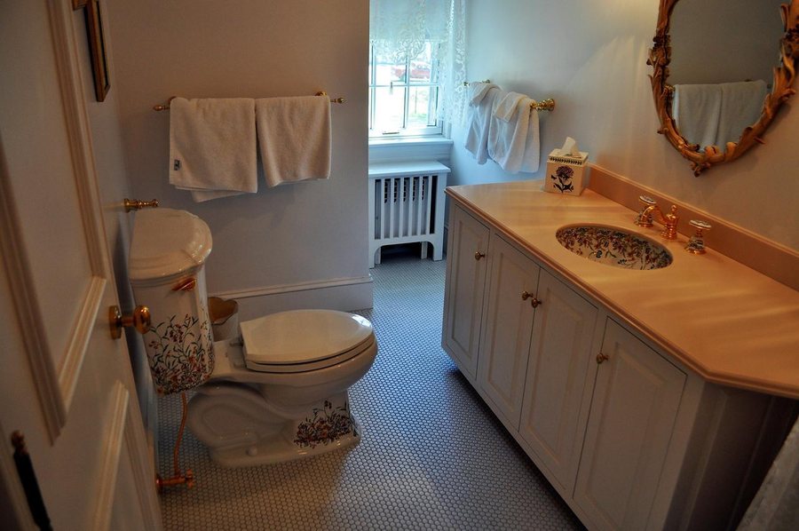 A Stone s Throw Bed Breakfast — Bathroom