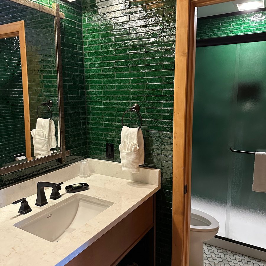 A Taste Of Alaska Lodge — Bathroom