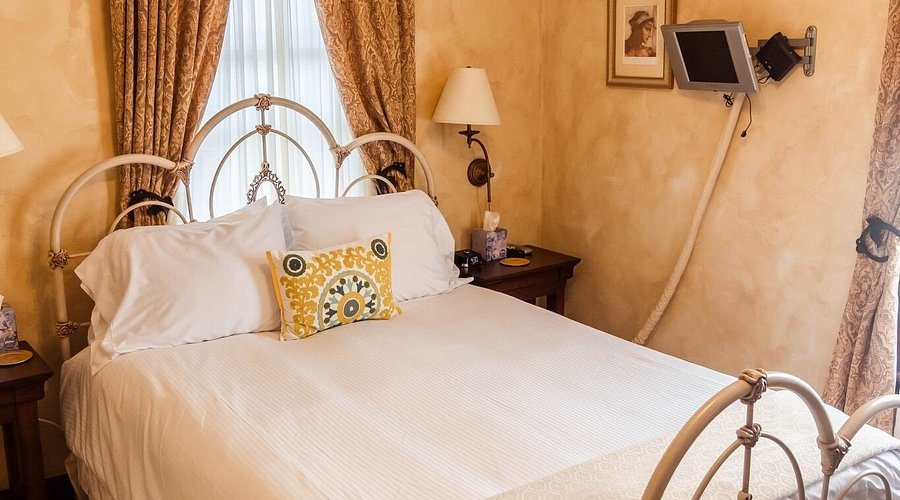 A Tuscan Estate Bed Breakfast — Guest room