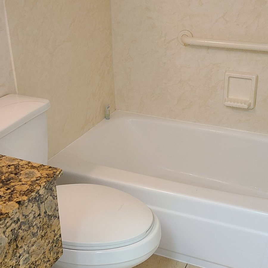 AA Heart of Wildwood Motels — Bathroom