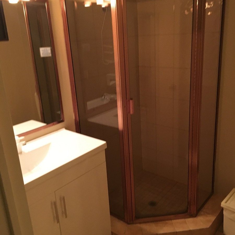 Aaa Lancaster Court Motel — Bathroom