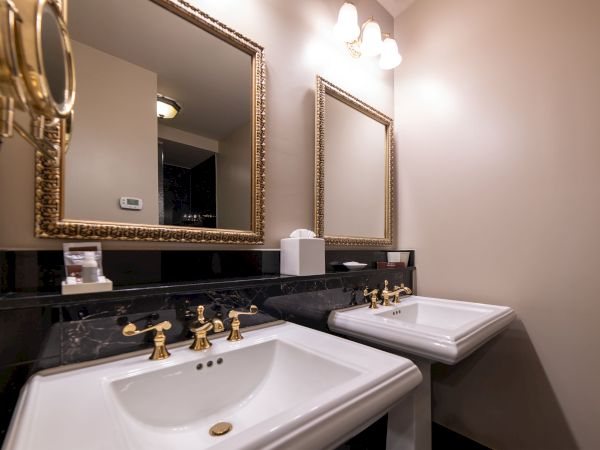 AAE Bourbon House Mansion Hostel — Bathroom