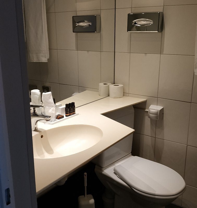 Aarauerhof Self Check in — Bathroom