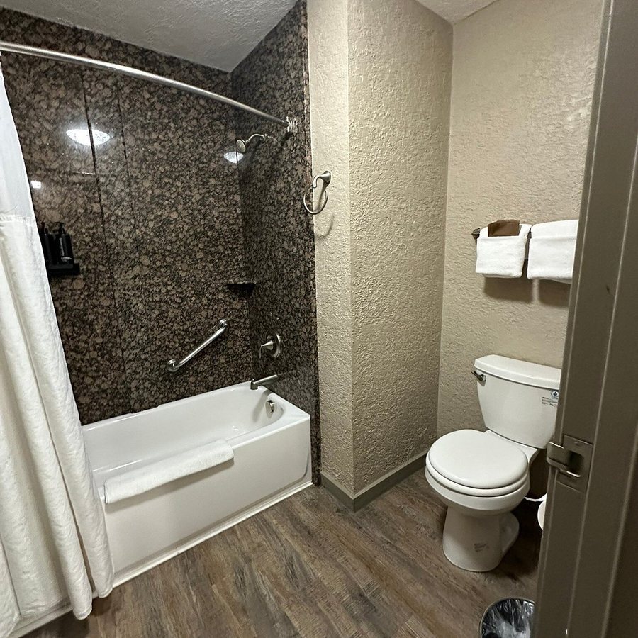 Aarchway Inn — Bathroom