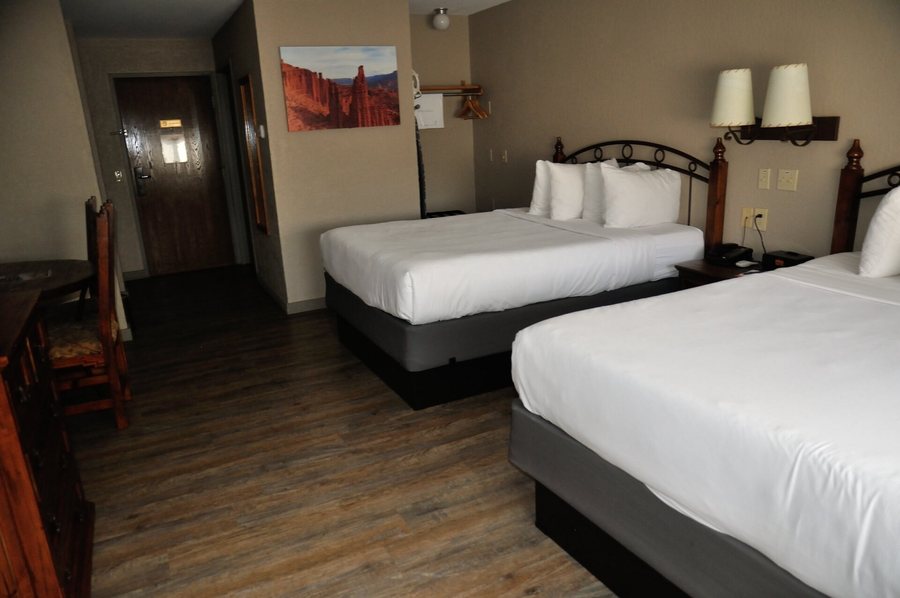Aarchway Inn — Guest room