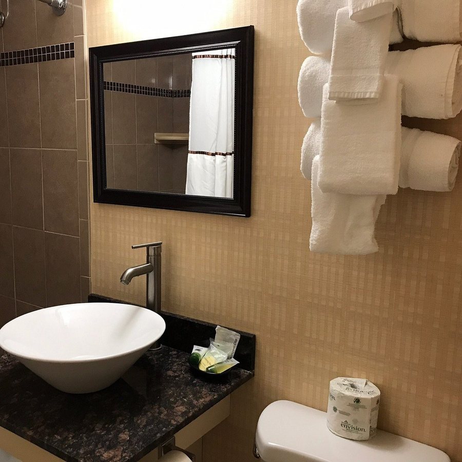 Aashram Hotel by Niagara River — Bathroom