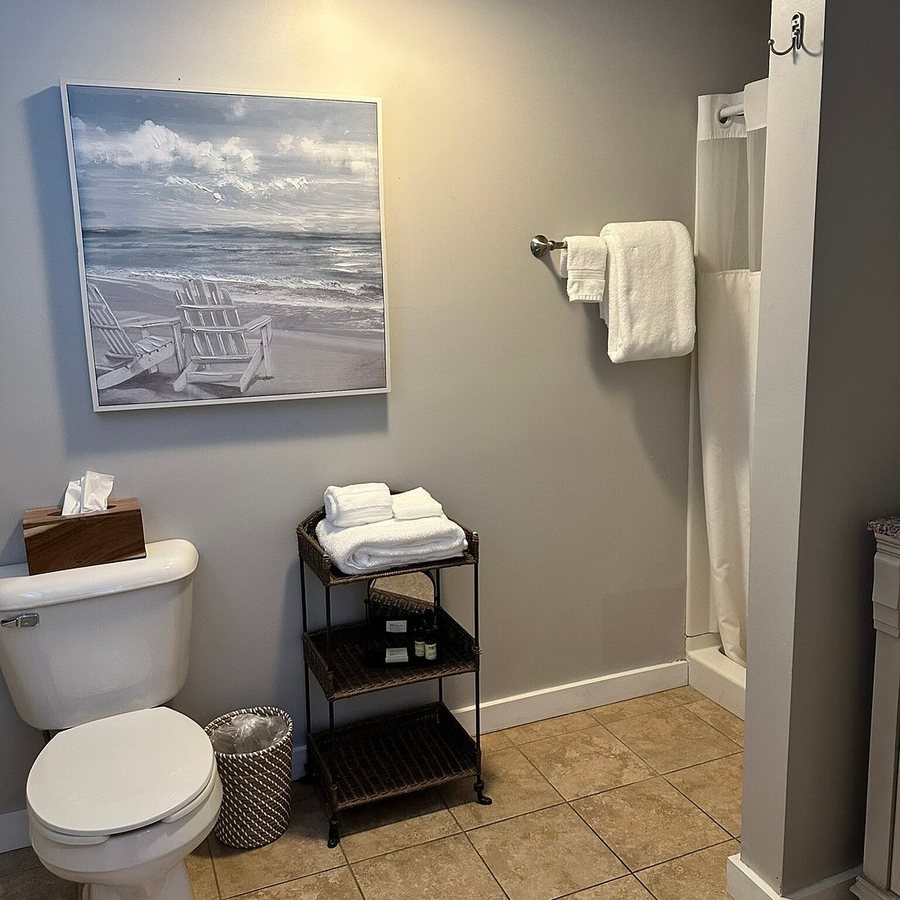 Abalonia Inn — Bathroom