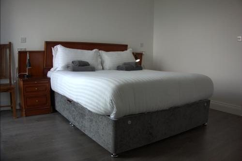 Abbey Point Hotel — Guest room