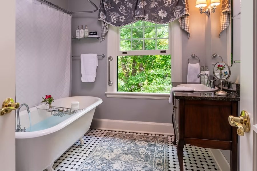 Abbington Green Bed Breakfast Inn and Spa — Bathroom