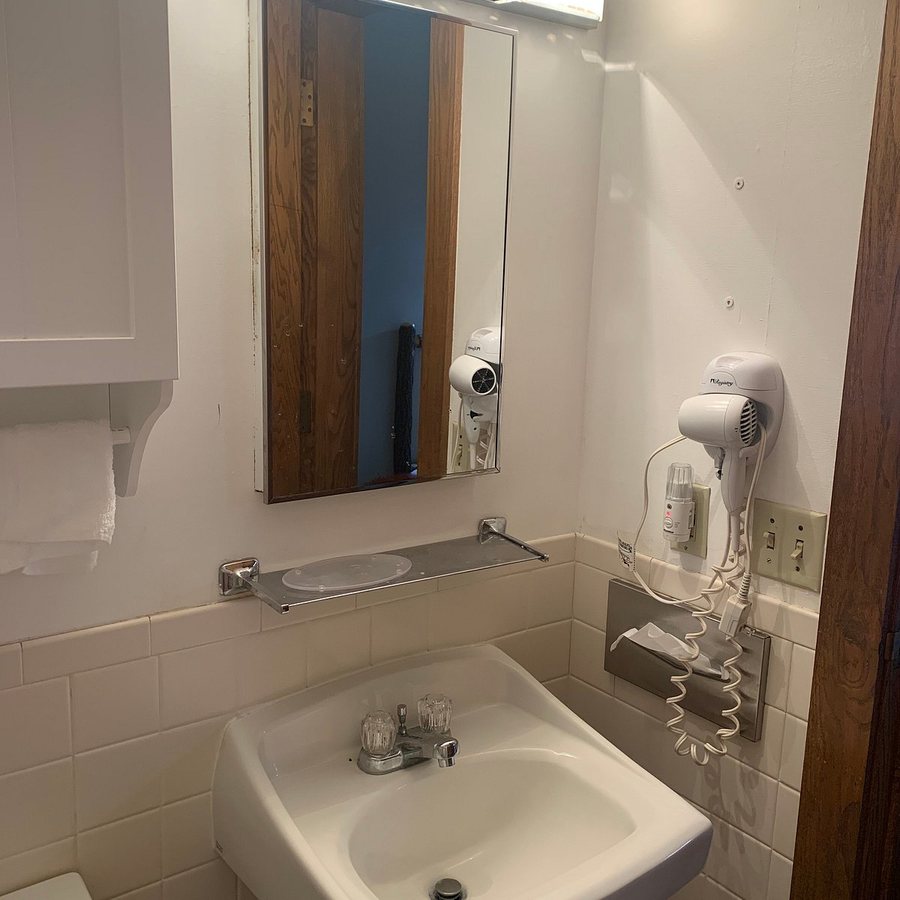 Abe Martin Lodge and Cabins — Bathroom