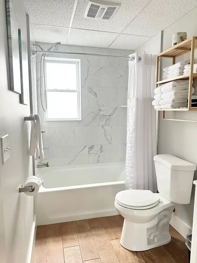 Abellona Inn Suites — Bathroom