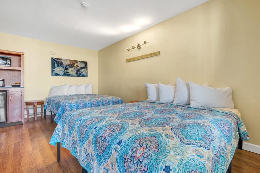 Abellona Inn Suites — Guest room