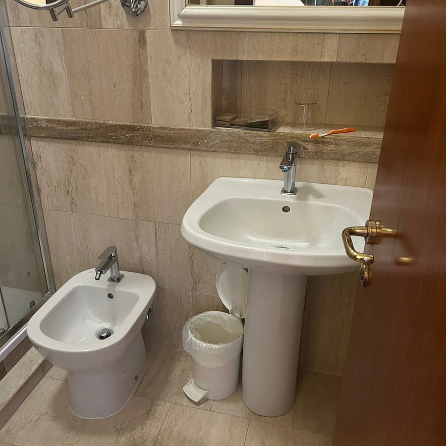 Aberdeen Hotel — Bathroom
