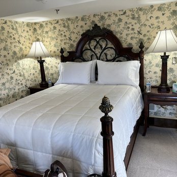Abigail Inn — Guest room