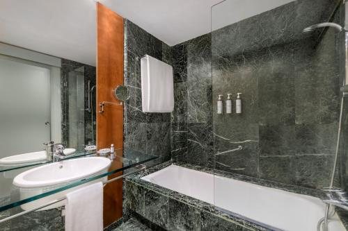 Ac Hotel Aitana — Bathroom