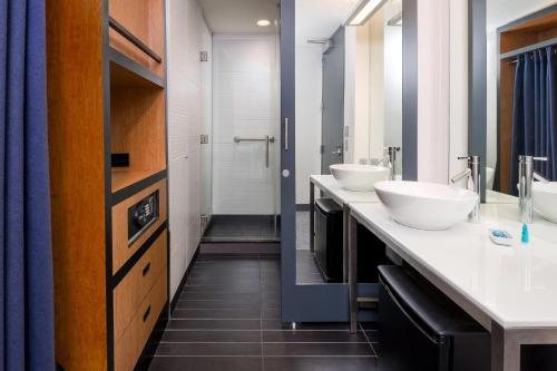 AC Hotel Asheville Downtown — Bathroom