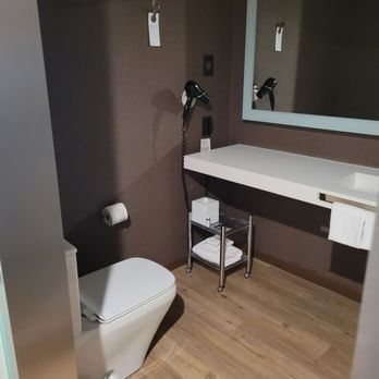 AC Hotel Atlanta Airport Gateway — Bathroom
