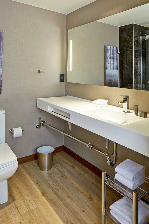 AC Hotel Atlanta Downtown — Bathroom