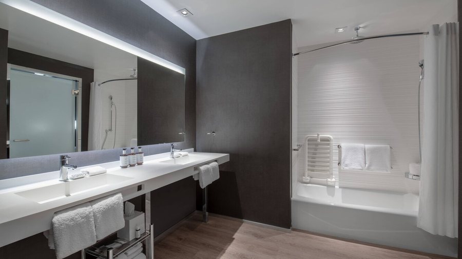 AC Hotel Atlanta Midtown — Bathroom