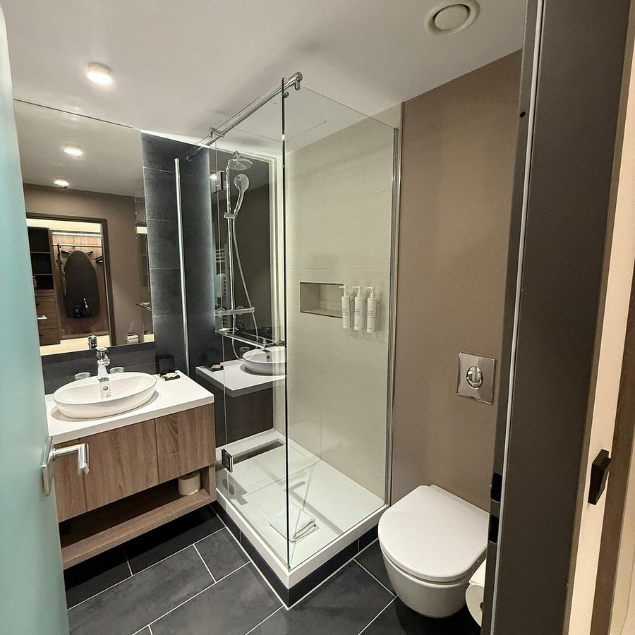 AC Hotel Berlin Humboldthain Park — Bathroom