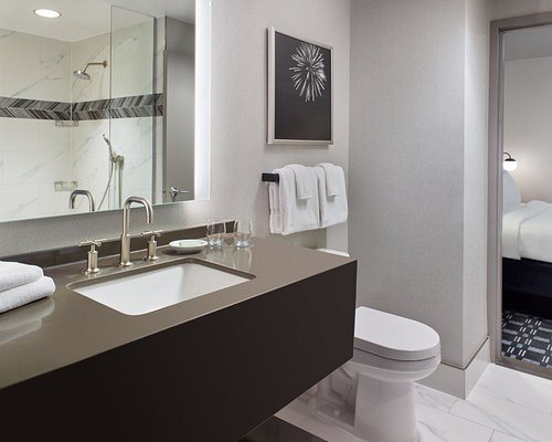 AC Hotel by Marriott Arlington National Landing — Bathroom
