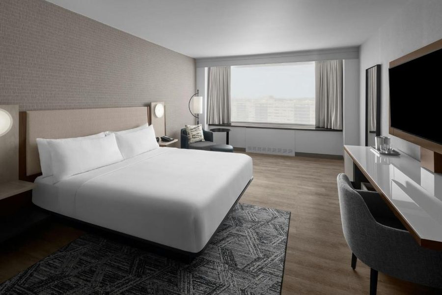 AC Hotel by Marriott Arlington National Landing — Guest room