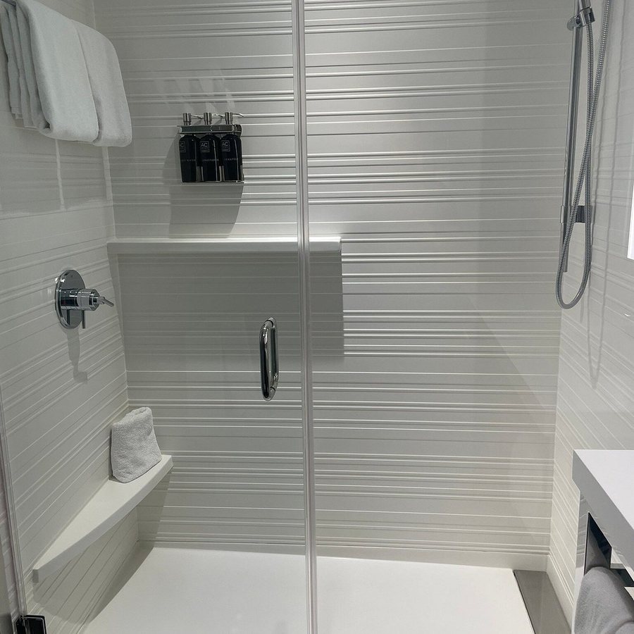 AC Hotel by Marriott Boston Cleveland Circle — Bathroom