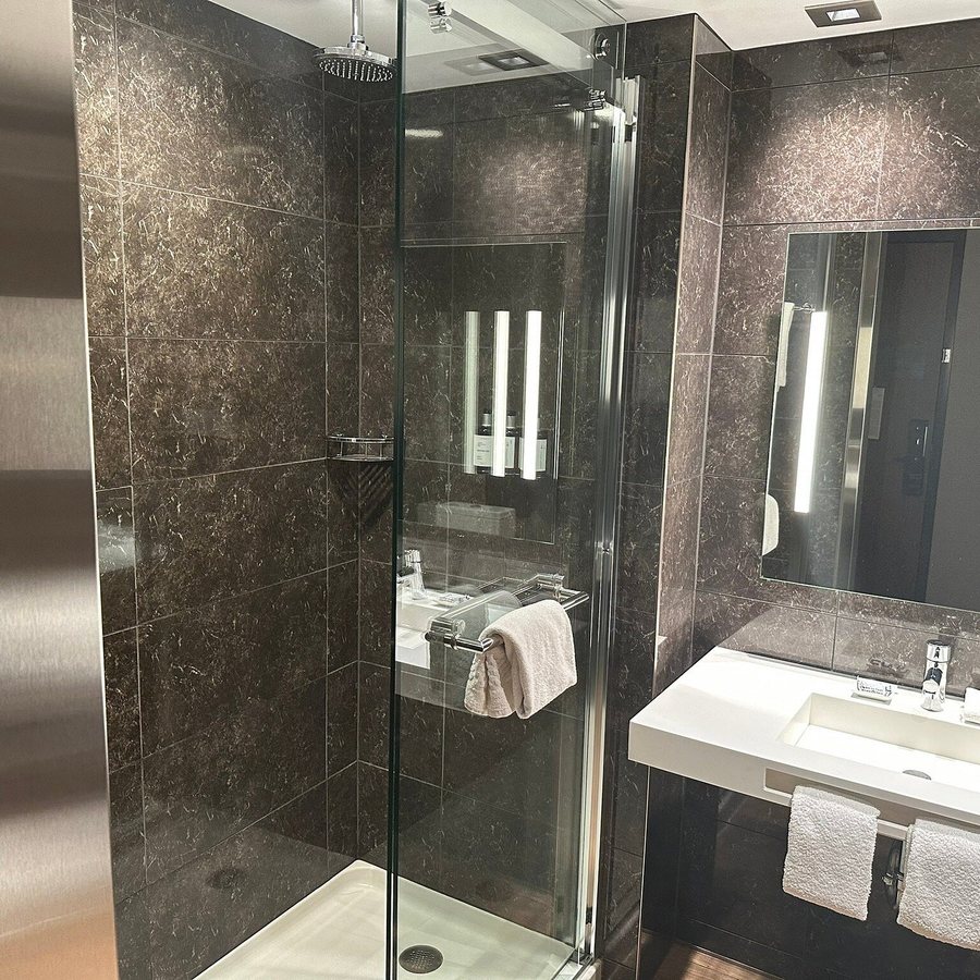 AC Hotel by Marriott Madison Downtown — Bathroom