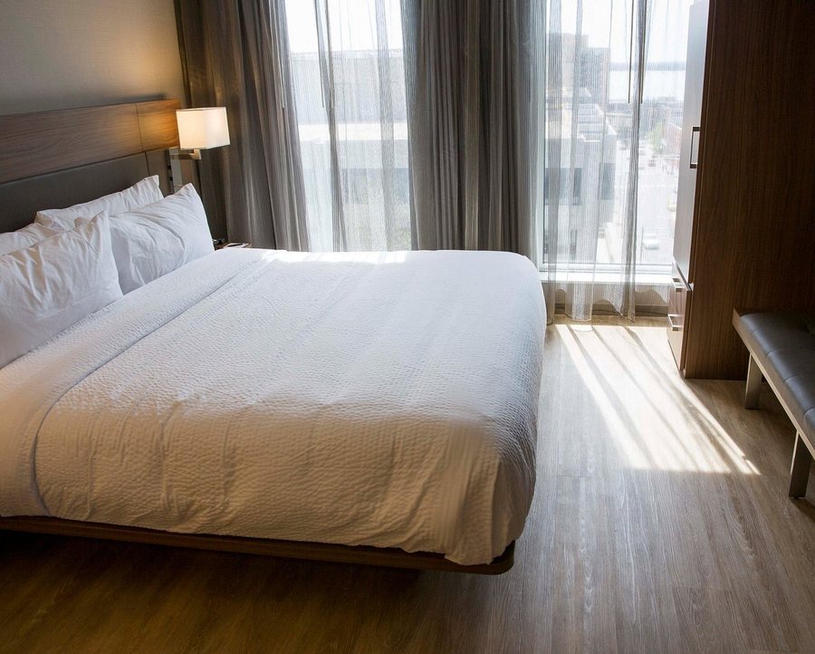 AC Hotel by Marriott Madison Downtown — Guest room
