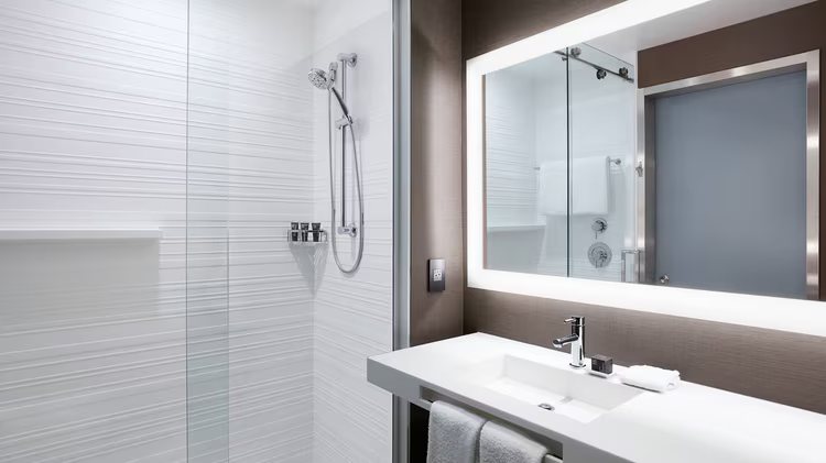 AC Hotel by Marriott Minneapolis Downtown — Bathroom